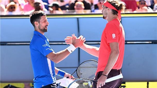 „Bin bereit“: Zverev im Titel-Showdown gegen Sinner Nach dem verlorenen ersten Satz gratulierte Novak Djokovic (l) Alexander Zverev.