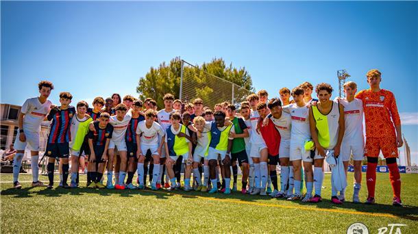 Nach dem Viertelfinale stellten sich die U15-Fußballer des JFV Bremerhaven mit den gleichaltrigen Spielern des FC Barcelona zum Gruppenbild auf.
