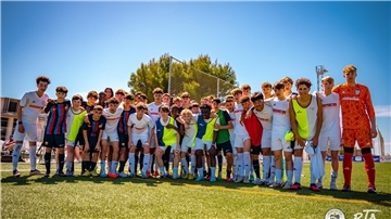 Nach dem Viertelfinale stellten sich die U15-Fußballer des JFV Bremerhaven mit den gleichaltrigen Spielern des FC Barcelona zum Gruppenbild auf.