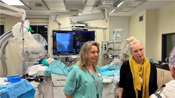 Mitarbeiterinnen der Helios-Klinik und Besucher im Herzkatheterlabor