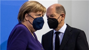 Nach dem Wahlsieg von Olaf Scholz kämpften Angela Merkel und er vorübergehend gemeinsam gegen Corona.