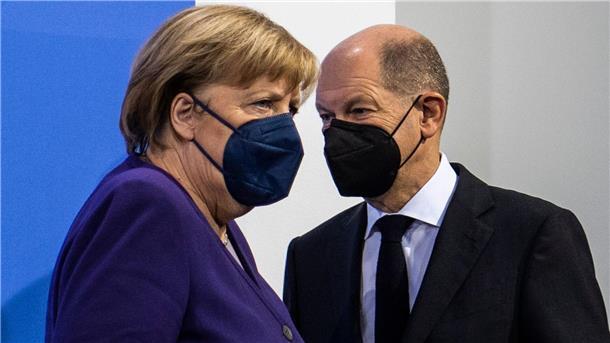 Nach dem Wahlsieg von Olaf Scholz kämpften Angela Merkel und er vorübergehend gemeinsam gegen Corona.