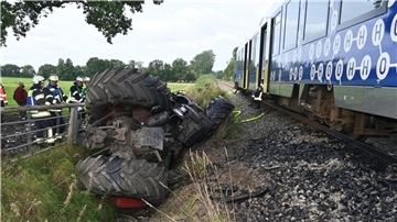 Nach dem Zugunglück bei Kutenholz haben am Mittwochnachmittag die Bergungsarbeiten begonnen.