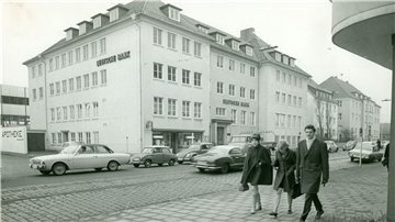 Nach dem Zweiten Weltkrieg wurde die Ruine des Riedemannschen Palais abgerissen. Die Deutsche Bank blieb aber am Standort Borriesstraße. Unser Archivbild stammt aus dem Jahr 1968. 