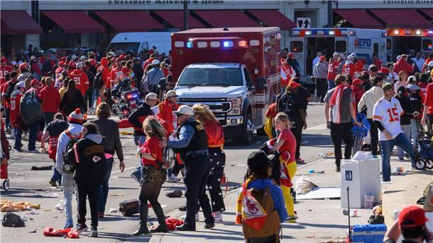 Schüsse bei Super-Bowl-Parade: Eine Tote und viele Verletzte Nach den Schüssen, die im Anschluss an die Siegesparade für die Kansas City Chiefs fielen, räumt die Polizei das Gelände.
