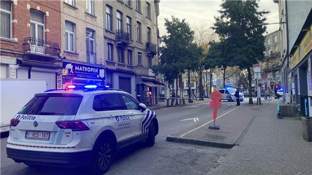 Nach den tödlichen Schüssen auf zwei Schweden in Brüssel hat die belgische Polizei einen bewaffneten Verdächtigen niedergeschossen.