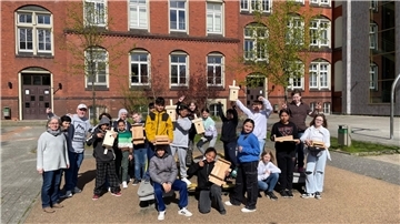Nach den zwei Unterrichtsstunden zeigen die Kinder stolz ihre selbst gebauten Quartiere. In der nächsten Woche werden sie mit dem Hausmeister auf dem Schulgelände aufgehängt.