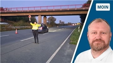 Nach der Ausfahrt aus dem Wesertunnel kontrolliert die Polizei regelmäßig die Autofahrer. 