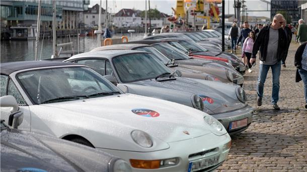 Mit Bildern: Klimakleber verschonen die Porsche-Party in Bremerhaven Geparkte Autos.
