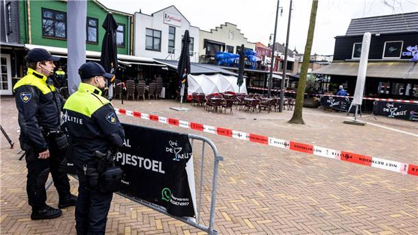 Niederlande: Geiselnahme nach Party in Café Nach der beendeten Geiselnahme in einem Café im niederländischen Ede werden die Spuren gesichert.