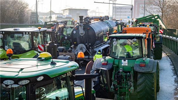 Nach der Blockade der Hafenzufahrten durch die Landwirte zeigte sich Innensenator Ulrich Mäurer (SPD) beeindruckt: „Respekt - da waren die Klimakleber harmlos.“