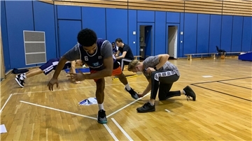 Nach der Corona-Pause stand bei den Basketball-Profis der Eisbären Bremerhaven zunächst präventive Verletzungsdiagnostik auf dem Trainingsplan.