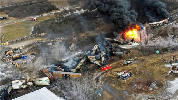 Entgleister Zug in Ohio: Sorge wegen giftiger Chemikalien Nach der Entgleisung eines mit gefährlichen Chemikalien beladenen Güterzuges im US-Bundesstaat Ohio drohen mögliche Umweltschäden.