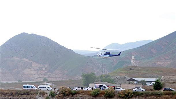 Helikopterunfall: Suche nach Irans Präsidenten Nach der Eröffnung des Staudammes hebt der Hubschrauber mit dem iranischen Präsidenten Ebrahim Raisi an Bord ab.
