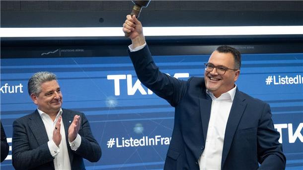 Marineschiffbauer TKMS legt fulminanten Börsenstart hin Nach der ersten Börsennotierung von TKMS wird die Glocke geschwungen.