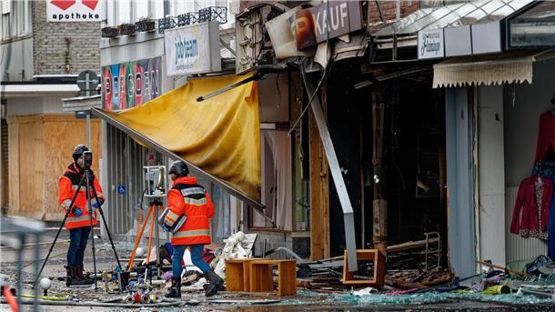 Nach der Explosion eines Hauses in der Innenstadt von Eschweiler sind Rettungskräfte im Einsatz.