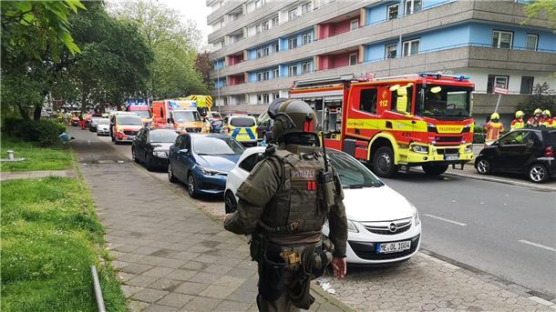 Explosion bei Routineeinsatz: Einsatzkräfte schwer verletzt Nach der Explosion in einem Ratinger Hochhaus hat die Polizei eine Leiche gefunden.