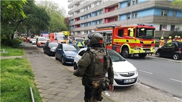 Nach der Explosion in einem Ratinger Hochhaus hat die Polizei eine Leiche gefunden.