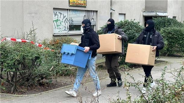Nach der Festnahme von Daniela Klette setzt die Berliner Polizei ihren Einsatz in der Wohnung der früheren RAF-Terroristin fort.