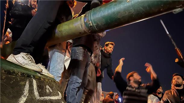 Rebellen übernehmen Kontrolle über Damaskus - Assad flieht Nach der Flucht von Assad feiern Bürger in Damaskus.