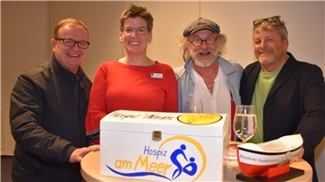 TSB, Anne Bestenbostel, Klaus-Peter-Wolf und Werner Specht stehen für ein Foto zusammen. 