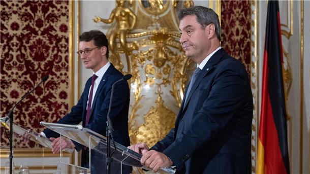 Nach der gemeinsamen Kabinettssitzung von Nordrhein-Westfalen und Bayern halten die Ministerpräsidenten Wüst (l) und Söder eine Pressekonferenz ab.