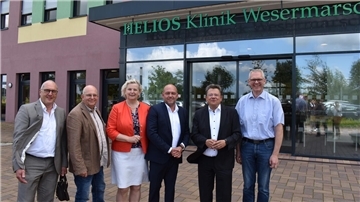 Gruppe von sechs Menschen vor der Helios-Klinik in Nordenham