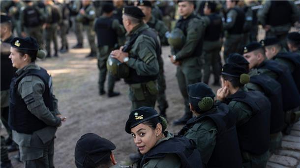 Nach der jüngsten Welle der Gewalt in Rosario hat die argentinische Regierung eine Sicherheitsoffensive eingeleitet. Am Mittwoch trafen 300 zusätzliche Bundespolizisten ein.