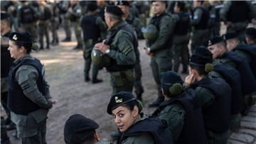 Nach der jüngsten Welle der Gewalt in Rosario hat die argentinische Regierung eine Sicherheitsoffensive eingeleitet. Am Mittwoch trafen 300 zusätzliche Bundespolizisten ein.