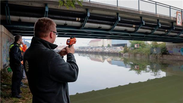 Nach der Kollision eines Schiffes mit einer Brücke im Osnabrücker Hafen kontrollieren Experten der Stadtwerke das Bauwerk auf Schäden.