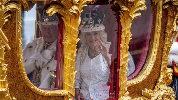 Tradition, Party und Protest: Charles und Camilla gekrönt Nach der Krönung geht’s mit der Goldenen Staatskutsche zum Buckingham-Palast.