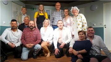 „Frelsdorper Theaterlüüd“ beeindrucken selbst den Autoren des Theaterstücks Darsteller, Autor und Regisseur versammeln sich zum Gruppenfoto auf der Bühne