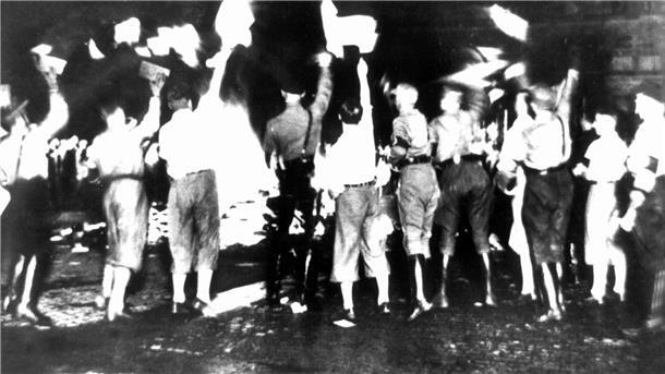 Vor 90 Jahren verbrennen Nazis Bücher in Berlin Nach der Machtübernahme lassen Nationalsozialisten in Universitätsstädten die Bücher verfemter Autoren verbrennen (1933).