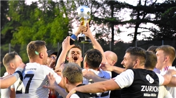 Nach der Meisterschaft in der Kreisliga Cuxhaven feierten die Fußballer des TSV Sievern auch den Gewinn des Kreispokals.