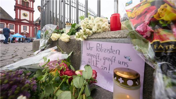 Polizist stirbt nach Messerangriff auf Mannheimer Marktplatz Nach der Messerattacke in Mannheim erinnern Kerzen und Blumen an die Opfer.