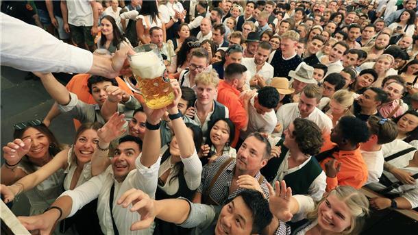 190. Oktoberfest: „Gegen die Krisen der Welt“ Nach der offiziellen Eröffnung fließt das Bier auf dem Oktoberfest.