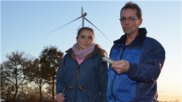 Nach der Rotorblatt-Havarie sind unzählige solcher Kunststoffteile und feinste Fasern auf den Flächen von Uwe und Karin Tiedemann gelandet. Das Ehepaar macht sich Sorgen um die zukünftige Bewirtschaftung. „Das Zeug bekommt man doch niemals wieder weg“, ärgern sie sich.