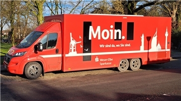 Nach der Schließung des Geldautomaten in Bokel hält der Sparkassenbus jeden Montag um 12 Uhr im Ort. Außerdem bietet die Bank Kurse fürs Online-Banking an. 