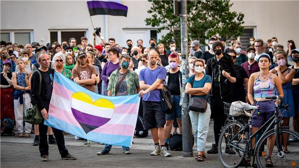 Nach der Tat kam es in Bremen zu einer Mahnwache gegen transfeindliche Gewalt.