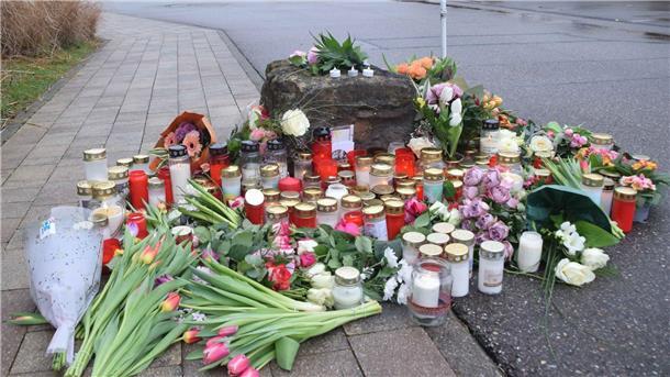 Nach der Tat legten Menschen Blumen und Kerzen am Tatort zum Gedenken an das junge Opfer ab.