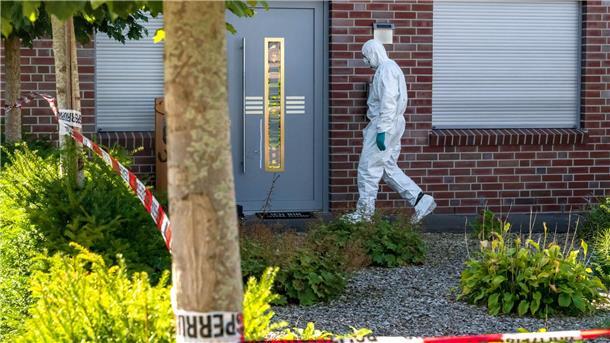 Nach der Tötung einer Frau in ihrem Zuhause in Gyhum im Landkreis Rotenburg wird gegen deren Lebenspartner ermittelt. 