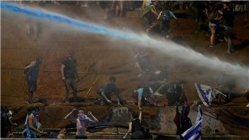Nach der Verabschiedung zentraler Elemente der umstrittenen Justizreform haben wieder Tausende Israelis gegen die rechts-religiöse Regierung protestiert.