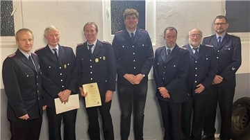 Das Foto zeigt Feuerwehrleute.  