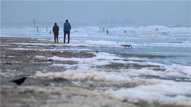 Nach der Vorhersage des Deutschen Wetterdienstes sind an der Küste orkanartige Sturmböen mit bis zu 110 Kilometer pro Stunde möglich. 
