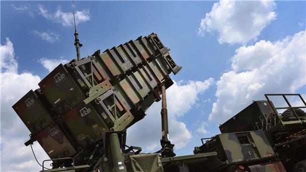 Nato-Staaten sagen Ukraine weitere Hilfe zu Nach der Zusage Deutschlands der Ukraine ein weiteres Patriot-System zu liefern, haben nun auch weitere Nato-Staaten Unterstützung bei der Luftverteidigung angekündigt.