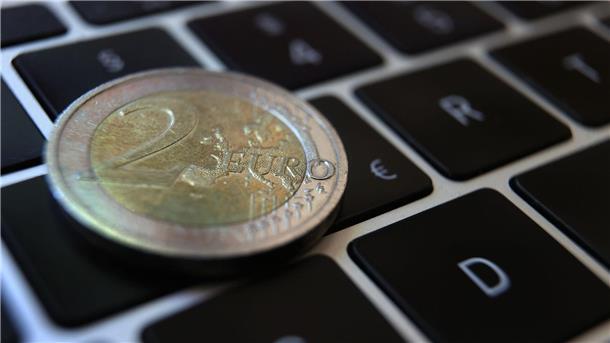 Nach derzeitigem Stand will die EZB im Herbst über weitere Schritte hin zu einem digitalen Euro entscheiden. Mit einer Einführung wird aktuell nicht vor dem Jahr 2026 gerechnet.