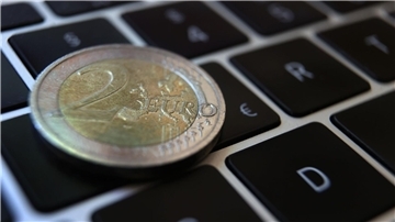 Nach derzeitigem Stand will die EZB im Herbst über weitere Schritte hin zu einem digitalen Euro entscheiden. Mit einer Einführung wird aktuell nicht vor dem Jahr 2026 gerechnet.