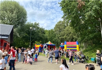 Nach drei Corona-Jahren steigt im erweiterten Spielpark Leherheide am 5. August 2023 das erste, heiß ersehnte große Kinderfest mit elf Hüpfburgen. Rund 700 Besucher, davon etwa 500 Kinder aus vielen Nationen, genossen das open-air-Fest