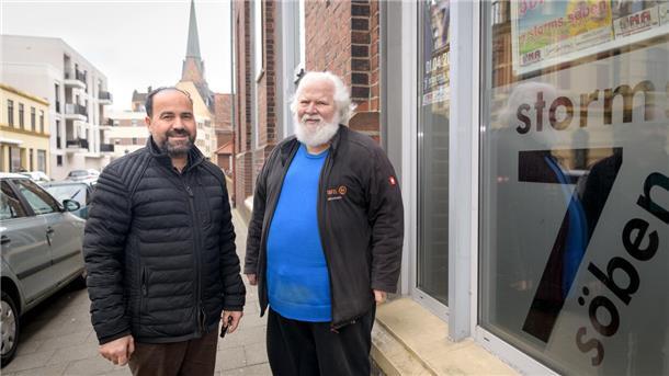 Der Bremerhavener Gastronom Alex Vaiou (links) und Tafel-Geschäftsführer Manfred Jabs organisieren gerade im Restaurant "Storms Söben" das erste Festessen für Bedürftige nach drei Jahren Coronapause. 