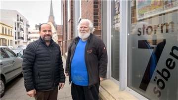 Der Bremerhavener Gastronom Alex Vaiou (links) und Tafel-Geschäftsführer Manfred Jabs organisieren gerade im Restaurant "Storms Söben" das erste Festessen für Bedürftige nach drei Jahren Coronapause. 